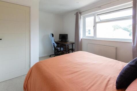 2 The Spinney - Bedroom.jpg