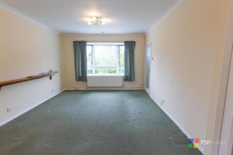7 Queens Crt - lounge.jpg