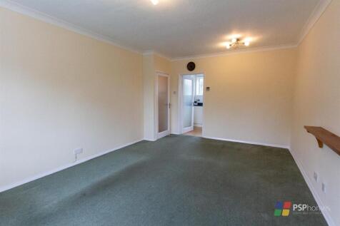 7 Queens Crt - lounge-1.jpg