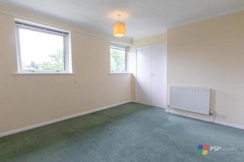 7 Queens Crt - bedroom-2.jpg