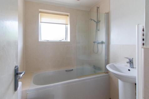 7 Queens Court - bathroom.jpg