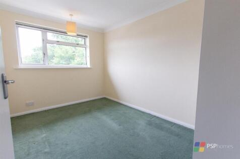7 Queens Crt - bedroom-1.jpg