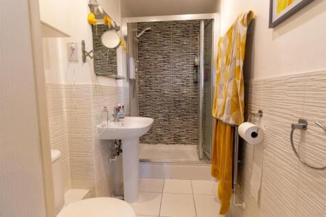 66 Cedar Av - Ensuite.jpg