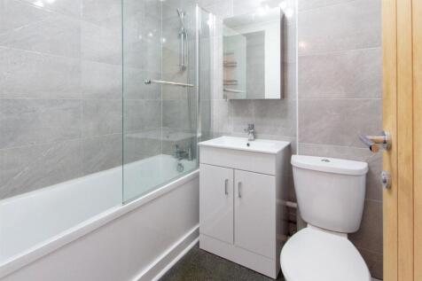 8 Lime Tree Grove - bathroom.jpg