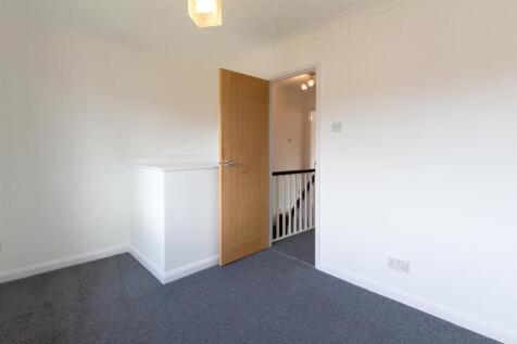 8 Lime Tree Grove - bed 2.jpg
