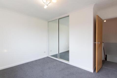 8 Lime Tree Grove - bedroom 1.jpg