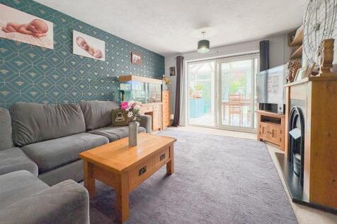 Living room-2.jpg
