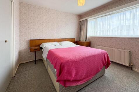 Bedroom 1.jpg