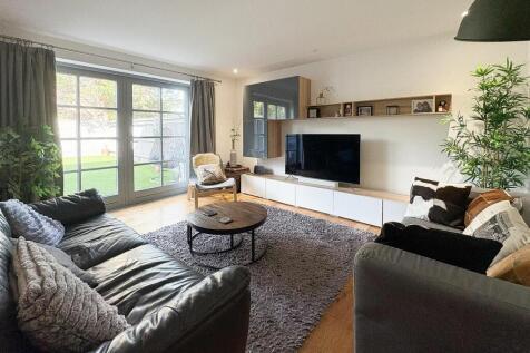 Living room-2-2.jpg