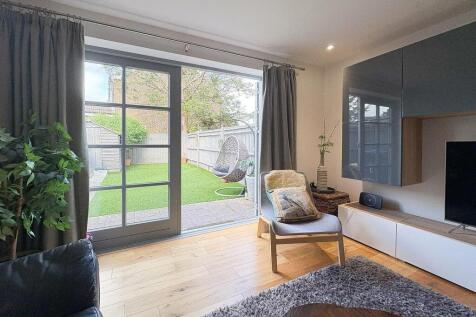 Living room-3.jpg