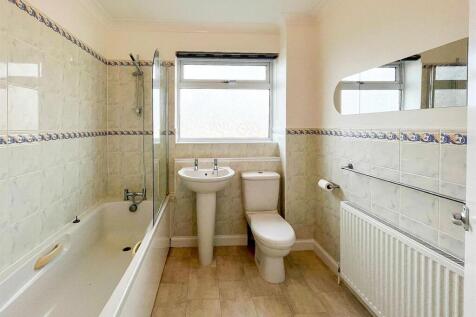 46 MArle Av - Bathroom.jpg