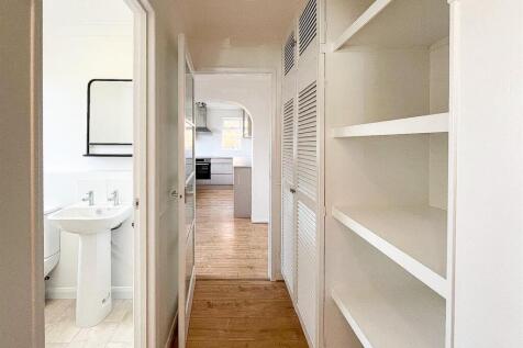 46 MArle Av - Hall.jpg