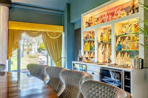 Dining Room &amp; Bar