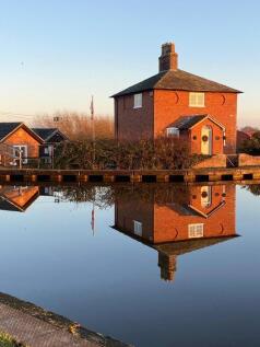 Roving Bridge House