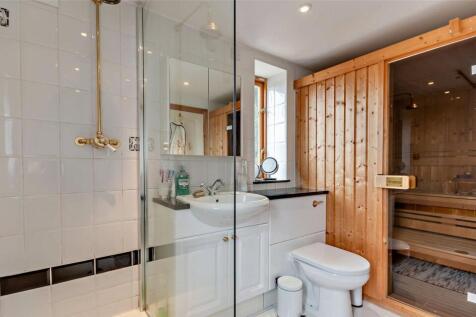En Suite Bedroom 4