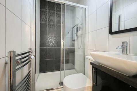 GROUND FLOOR SHOWER ROOM