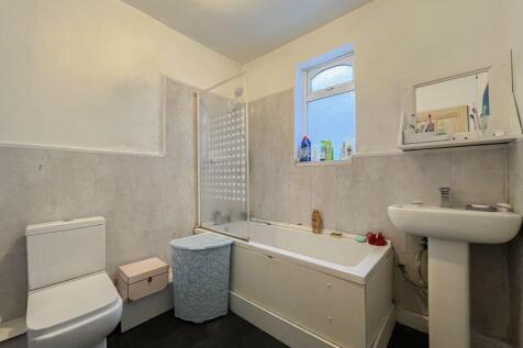 GROUND FLOOR BATHROOM
