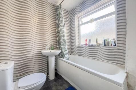 GROUND FLOOR BATHROOM