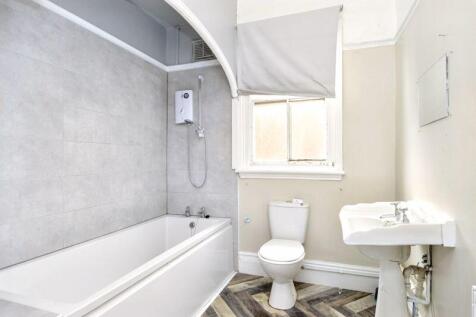 FIRST FLOOR BATHROOM