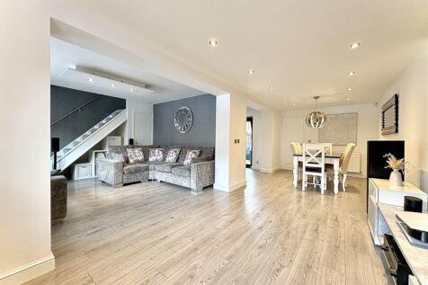 LIVING/DINING AREA