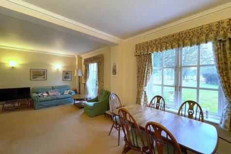 Large Sitting/Dining Room