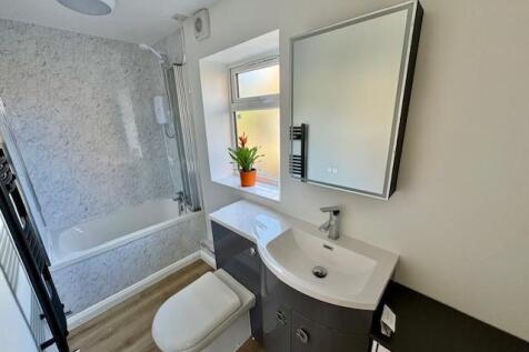 En-Suite Bathroom/Cloakroom