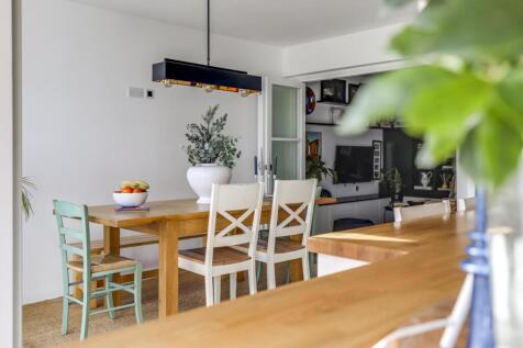 Impressive Open Plan Kitchen/Dining Room