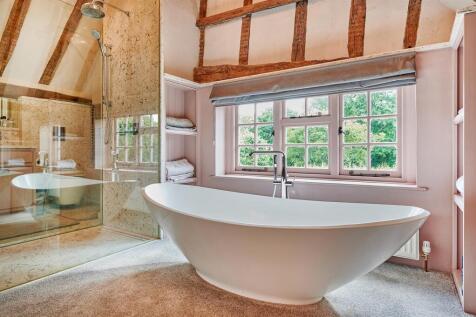 En-Suite Bathroom Area