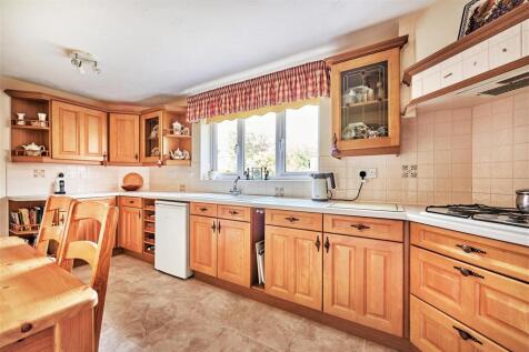 FITTED KITCHEN