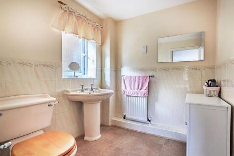 EN-SUITE SHOWER ROOM