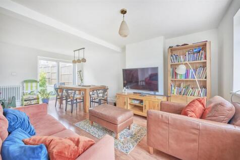 &#39;L&#39; SHAPED SITTING/DINING ROOM