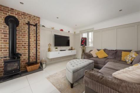 Halford Close, Broomfield, Herne Ba