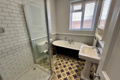 Bathroom pic 1.jpg
