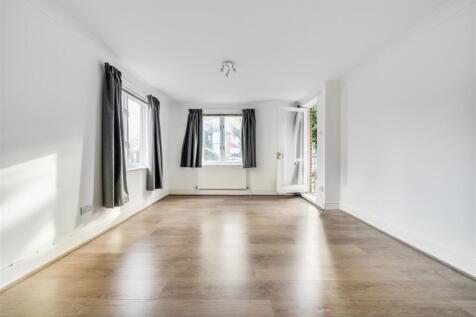 Living room pic3.jpg