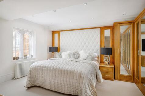 Master Bed a.jpg
