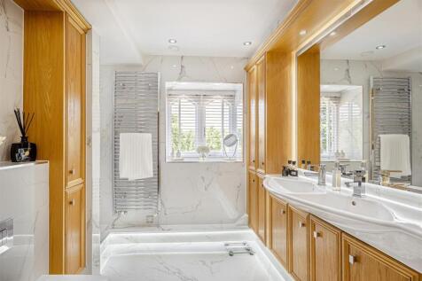Master Bed ensuite a.jpg