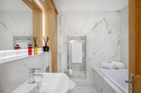 Bed 2 ensuite (1).jpg
