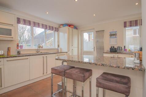 KITCHEN/BREAKFAST