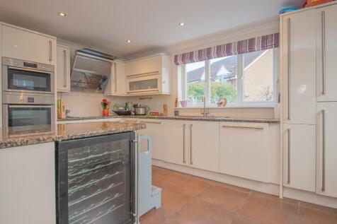 KITCHEN/BREAKFAST