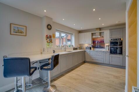 KITCHEN/BREAKFAST 