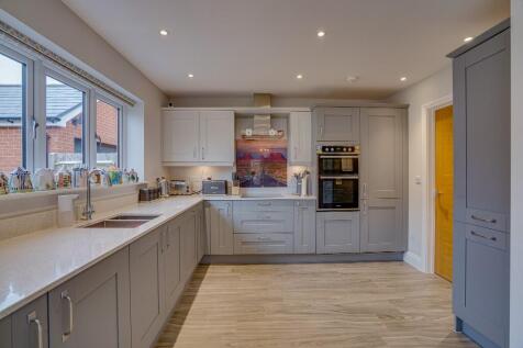 KITCHEN/BREAKFAST 