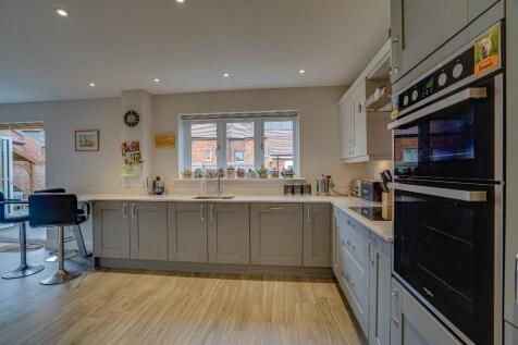 KITCHEN/BREAKFAST 
