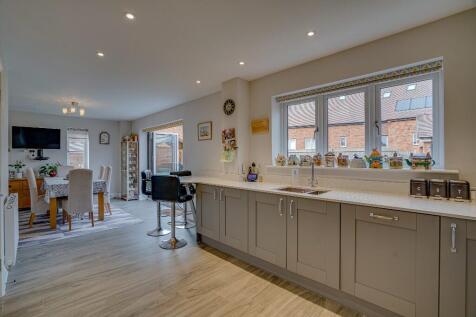 KITCHEN/BREAKFAST 