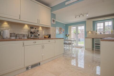 KITCHEN/BREAKFAST