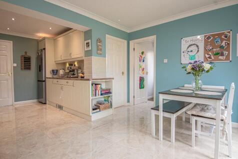 KITCHEN/BREAKFAST