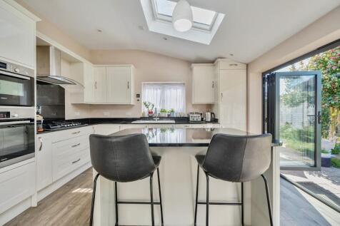 KITCHEN/BREAKFAST