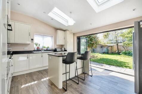 KITCHEN/BREAKFAST