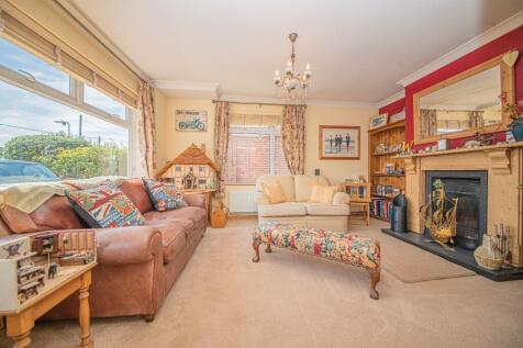 BEDROOM/LOUNGE