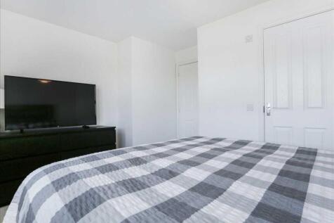 Master Bedroom (2)