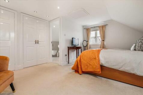 Master Bedroom (2)